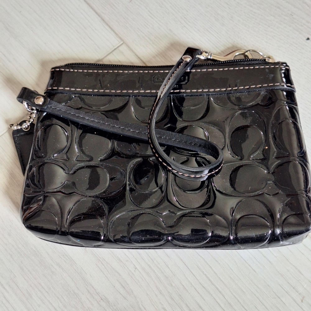 COACH BLACK PATENT LEATHER WRISTLET EUC